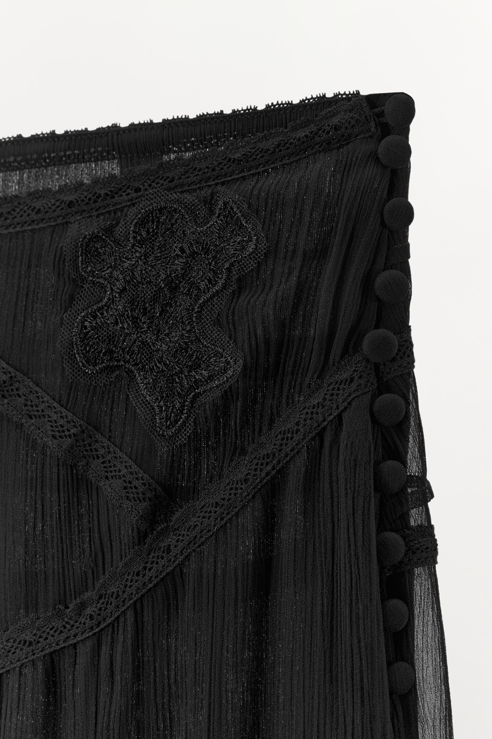 JUPE EN GAZE ASYMÉTRIQUE BRODÉE